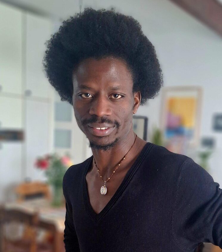 Soy Hassan Sall, Presidente de la Asociación Cultural Sevilla Negra. Durante años viví en España sin papeles, y sé lo que significa vivir sin derechos.  Hoy queremos cambiar esa realidad.  Con esta campaña, acompañaremos a personas migrantes africanas en Sevilla en su proceso de regularización extraordinaria, ofreciendo apoyo jurídico, traducción y acompañamiento para que puedan acceder a derechos básicos.  No pedimos caridad, pedimos justicia social.  Tu apoyo hará posible que muchas personas dejen atrás la invisibilidad y construyan una vida digna.   Súmate a esta iniciativa y forma parte del cambio