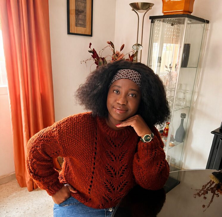 Soy Lydia Arthur, parte del equipo de Sevilla Negra.  He vivido en primera persona lo que significa pasar a una situación administrativa irregular.  Por casi un año, estuve sin acceso a trabajo ni estabilidad, enfrentando las dificultades reales de vivir sin derechos garantizados.  Hoy he conseguido regularizar mi situación. Pero sé que, sin orientación y acompañamiento, este proceso puede ser inaccesible para muchas personas.  Por eso formo parte de este proyecto: para que nadie tenga que enfrentarlo solo