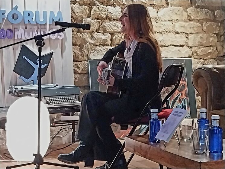Cantando en la presentación de un  libro de poesía.