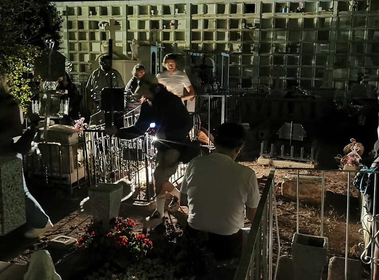 Filmando en el Panteón Santa Paula
