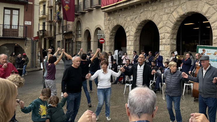 La Cobla Montgrins amenitzant les sardanes de Festa Major