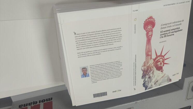 Dos imatges del procés de confecció del llibre.