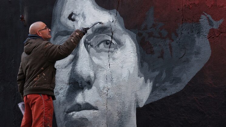 Roc Blackblock pintando a Emma Goldman