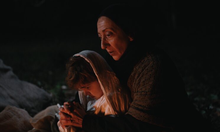 Elisenda (Lina Mira) y Tomeu (Unai Ibáñez) rezando antes de ir a dormir.