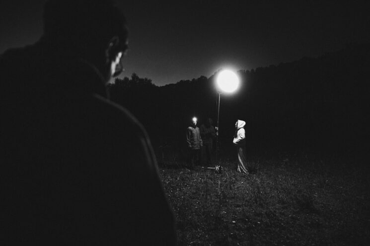 Jeroni, también director de fotografía, supervisando la iluminación de la escena. Podéis encontrar el teaser en el inicio de la página.