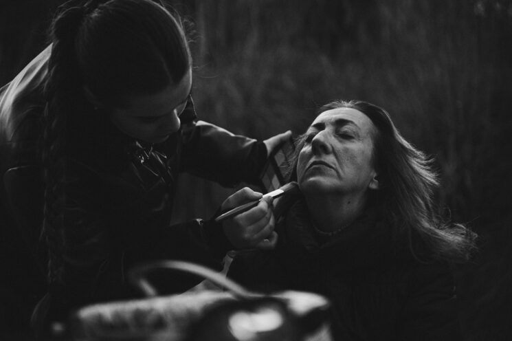 Lina Mira siendo maquillada.