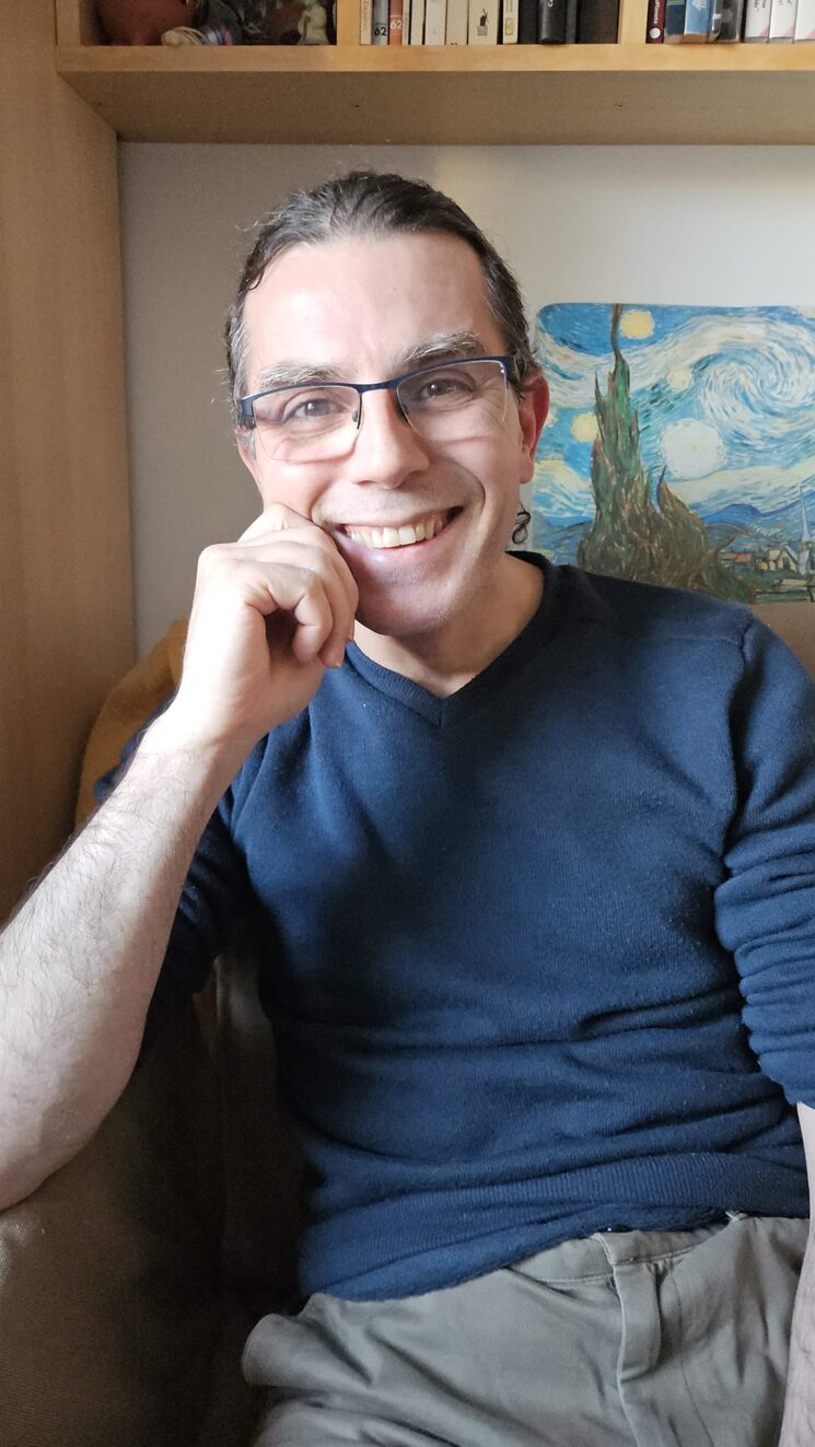 Alexandre David Lacambra Boada, escribir me apasiona y me gusta compartirlo. Por eso soy redactor de "Sinapsis literaria", la sección creativa de la revista.