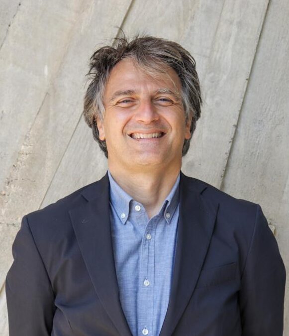 Sebastiano Alba, Alguien que todavía cree que sentir es más fuerte que calcular. Soy el responsable de marketing y redactor de "La pluma de Paracelsus"