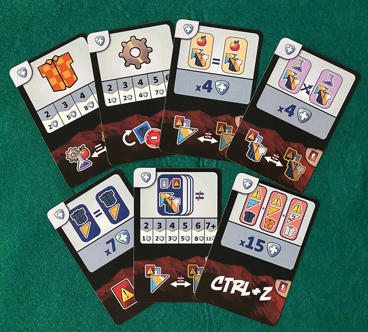 Las cartas de objetivo/táctica tienen una doble misión: os sirven para interactuar con otras persona jugadoras utilizando la parte inferior de la carta (táctica) y para seleccionar vuestros objetivos al final de cada ronda con la parte superior.