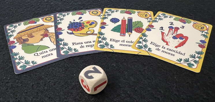 Algunas cartas y dado del juego