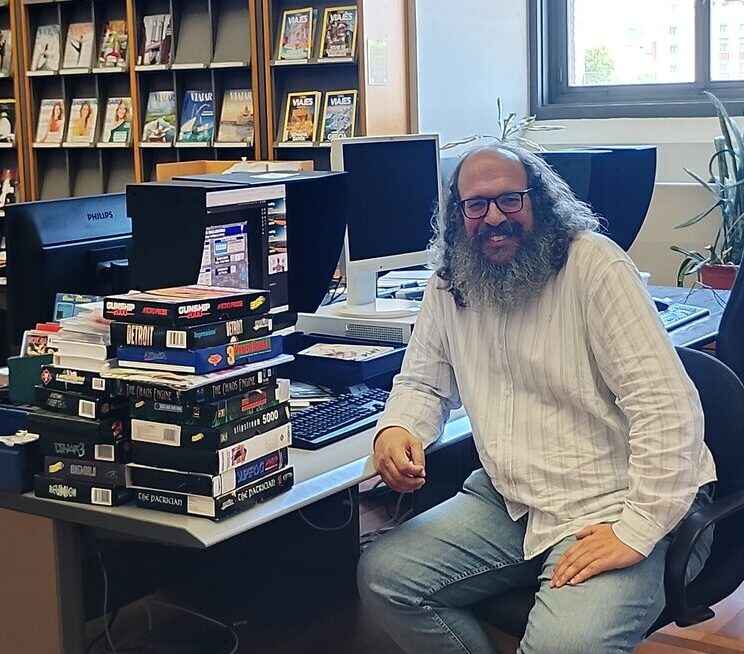 Diego Vargas en su puesto de trabajo en la Biblioteca Nacional