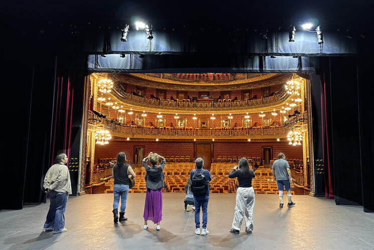 Equipo llegando al Teatro Juárez de Guanajuato