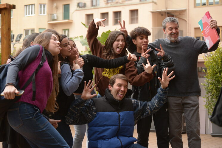 Foto de todos los actores del cortometraje Un día más juntos de forma divertida.