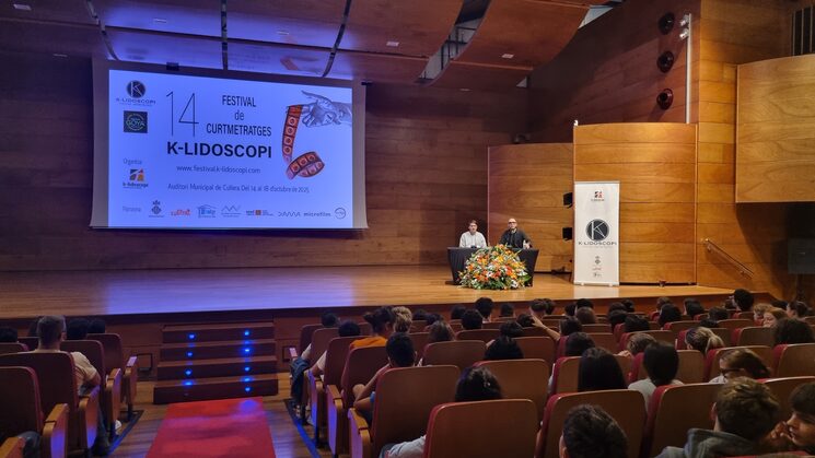 Proyección del cortometraje Ni un día más en el festival K-Lidoscopi de Cullera, delante de alumnos de escuelas de la zona