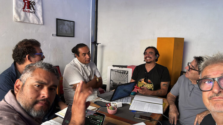 Parte del equipo mexicano y nosotros, reunidos salvando obstáculos