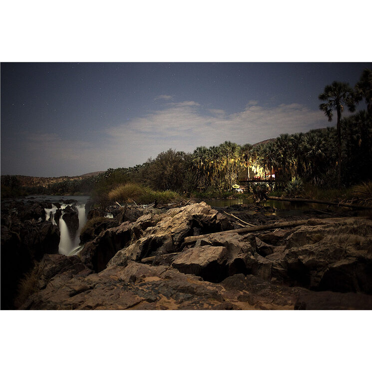 Las Epupa falls con noche de luna, marca el límite fronterizo con Angola, y donde viven tribus nómadas de Himba.