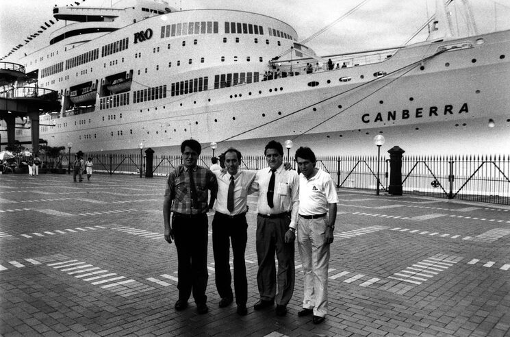 Cuatro primos de Galicia en 1993, y al fondo el Canberra, el mimso buque que los trajo a Sydney en los años. 60
