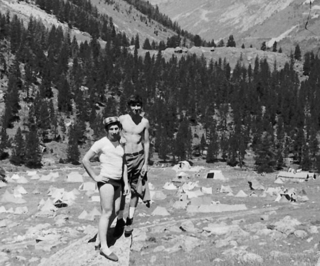 Con mi gran amigo Pepe Dylan en Pirineos en los años 70, durante un encuentro de clubes y federaciones de montaña. El Aneto estaba por ahí cerca..