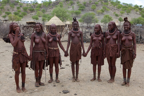  Llegar hasta un poblado HImba no es fácil. En Opuwo hay que contratar a un fixer, y JImmy es el mejor. Ni hay mapas, ni rutas, ni carteles. Los himba prefieren vivir en tranquilidad, a su manera y el proyecto antropológico que comencé a hacer me hizo más humano, y sobre todo aprendí a convivir con una tribu que acogen al que llega, le dan hospitalidad, son amables, los hombres pueden tener muchas mujeres, pero también ellas deciden en otras muchas cosas. Namibia 2008.