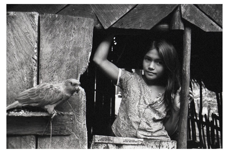 Niña en el Amazonas. Esa fue una historia que cuento con muchos recuerdos. Desde Santa Elena de Uairén hasta Boavista con Giuseppe, un amigo italiano que trabajaba en Bermudas de camarero, y el peligro de cruzar toda la selva en un bus con un montón de extranjeros, llegar a Boavista y no tener vuelos para Manaos. Pero cuando se juntan un italiano y un gallego, al menos a mi, puede arder Troya. Vaya días!!1991.