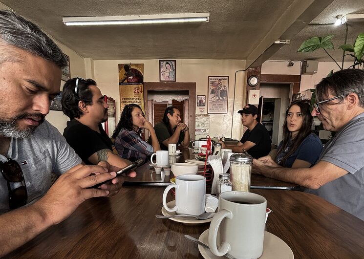 Desayunando en San Luís de Potosí (México) antes de iniciar la filmación del día