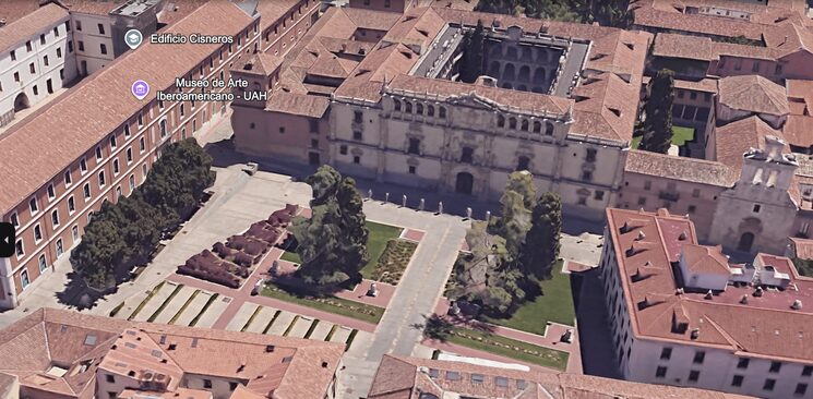 Al fondo tenéis la fachada de la universidad y a la izquierda, el edificio Cisneros