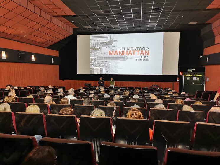 Una imatge de la sala 13 del cine Lys, plena en l