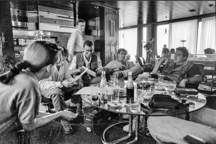 Hotel Osijek. De izquierda a derecha: La cafetería del Hotel Osijek, septiembre de 1991. Maite Lizundia, Ramiro Villapadierna, Márquez, Arturo Pérez-Reverte, Álvaro Benavent, Julio Fuentes y Herman Tertsch caminando. Aquel fue un verano que nos marcó nuestras vidas, por lo menos a los novatos en ir a un conflicto. La ayuda de los colegas de La Tribu, Arturo Pérez-Reverte, Julio Fuentes, Julio Alonso y muchos otros, nos dio a conocer el lado más humano de los periodistas en tiempos de guerra y cuando hay que compartir todo.
