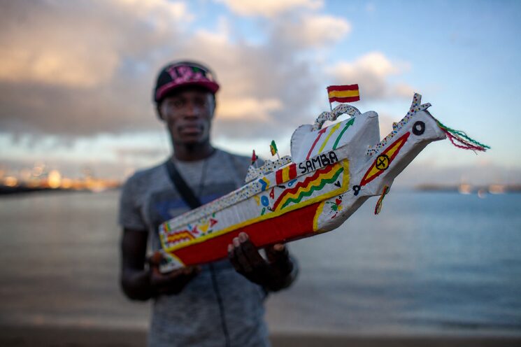 Migrante en la costa de Roquetas del Mar, Almería. Con la Cruz Roja. Publicado en Planeta Futuro de El País. 2018.