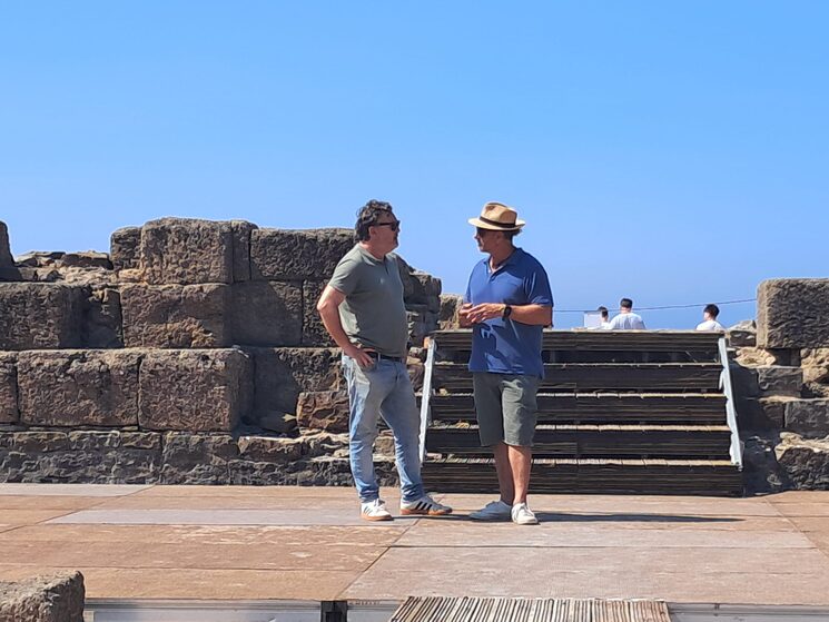 Con Iván García, arqueólogo de Baelo, ultimando detalles.