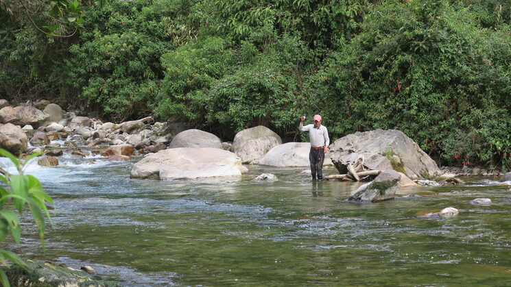 Pescando truchas en el río Pampaconas
