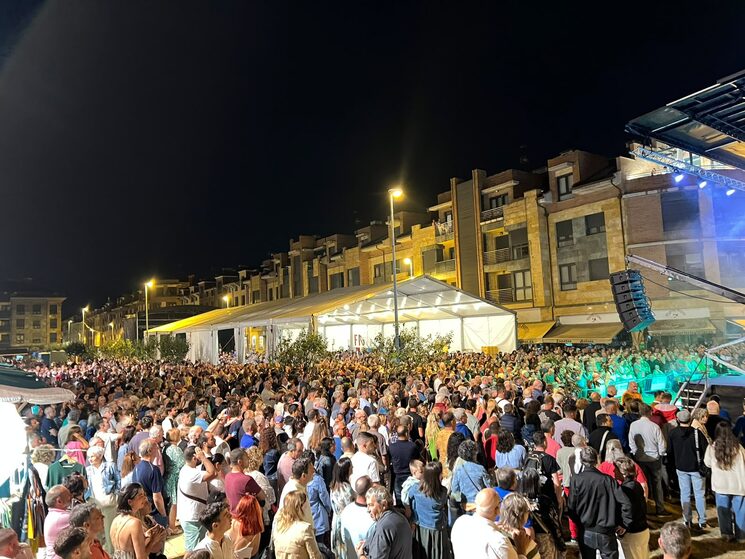 Asistentes disfrutando el concierto de José Ángel Hevia en el FIG 2025