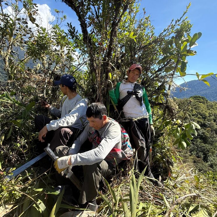 Julio, Marino y Javier, descansando en Abra Chalán