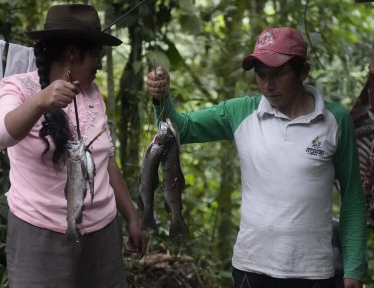 Soledad y Alberto con truchas