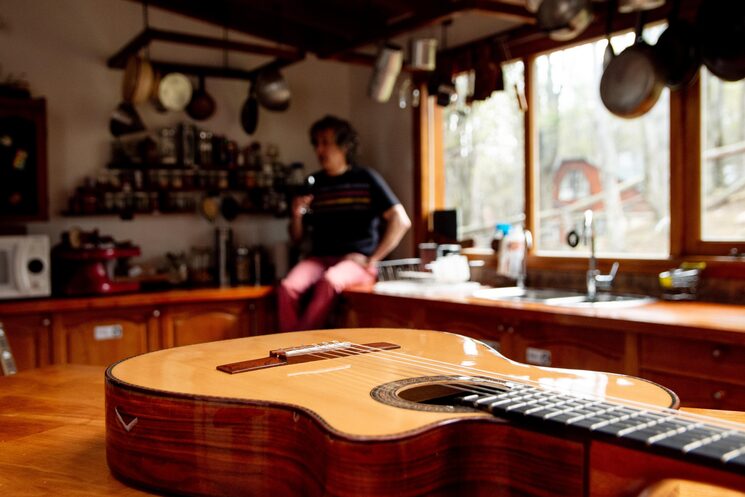 Soy un Cantautor, y la música es mi voz para EX-PRE-SAR todo lo que siento, pienso y lo que soy