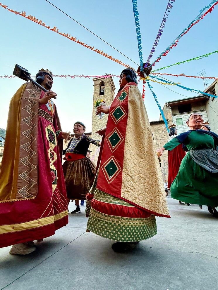 Els 4 gegants ballant a la plaça de Peramola