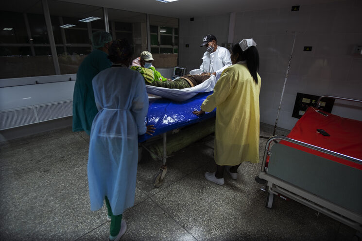 Médicos y camilleros trasladan a un paciente grave a la Unidad de Cuidados Intensivos del Hospital Faustino Pérez de Matanzas, el 7 de febrero del 2024
