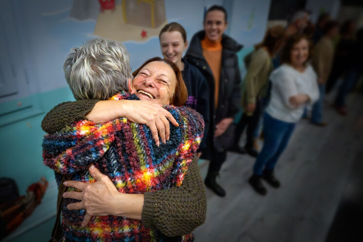 La Sensi abraçant la Maite en el seu 60è aniversari.