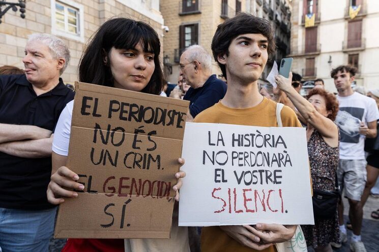 Manifestación en la plaza de Sant Jaume en recuerdo de los periodistas muertos en Gaza. Victòria Rovira