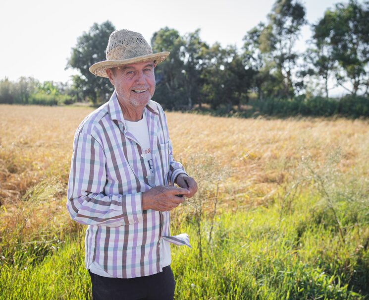Enric Cort a la seva finca amb arròs Carnaroli eco