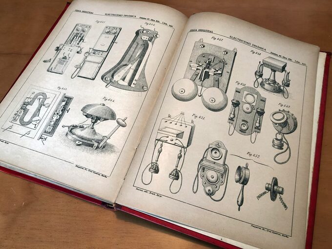 Algunas de las páginas originales del Atlas de Física 1889.