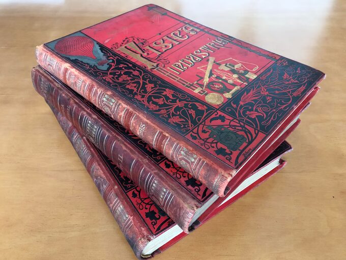 Ejemplares originales completos, conservados en mi biblioteca, de la obra con los textos en dos volúmenes de gran formato y el atlas en un tercer volumen separado. En su época, cada capítulo se vendía como fascículo independiente y, finalmente, se encuadernaba todo artesanalmente.