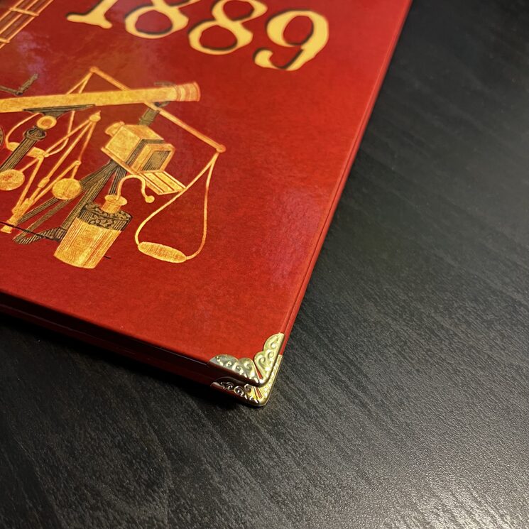Detalle de las esquineras de metal para la edición impresa, tal como aparecen en la primera prueba de imprenta.
