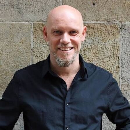 Arnau Marín  Actor. Li agraden les històries que fan preguntes incòmodes i els processos de creació compartits.
