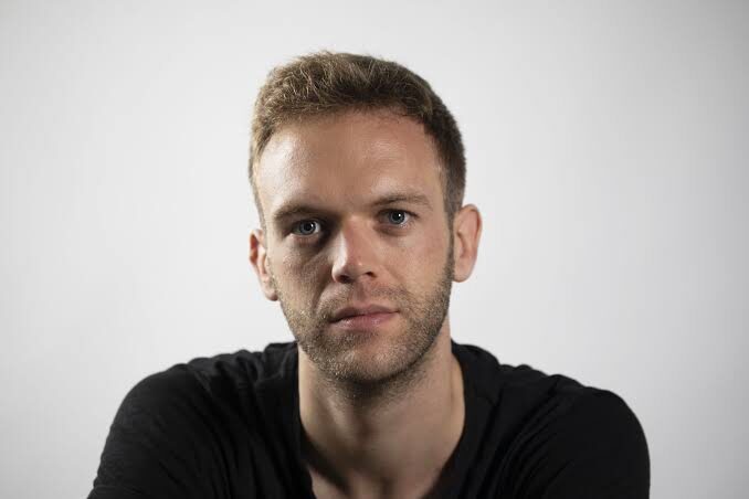 Arnau Guillén  Actor. Sempre disposat a explorar nous llenguatges escènics i a assumir reptes interpretatius.