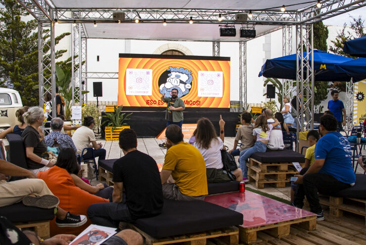 Jugando a Mooovie Fifu y Fifu Destroys Movies con el público del Festival de Sitges.