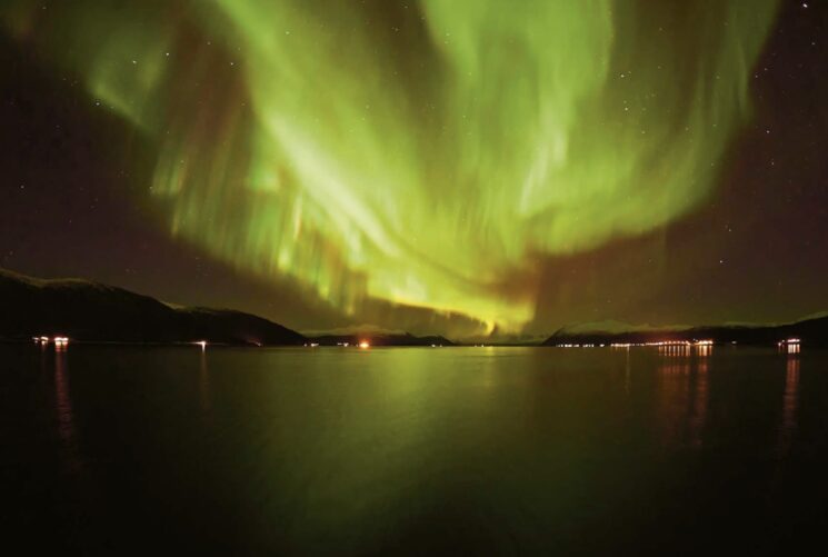 EUROPA: aurora boreal mientras navegamos cerca de Tromso, Noruega