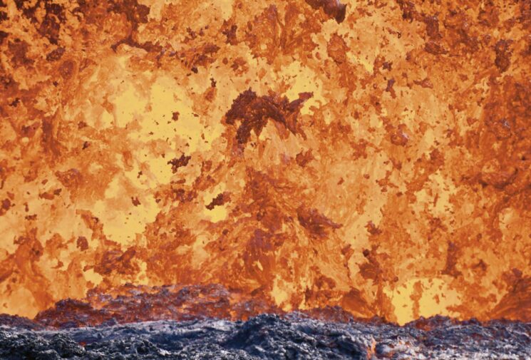 EUROPA: parece increíble pero esta foto de un surtidor de lava saliendo del cráter de un volcán la hice yo, con mi cámara en la mano. Islandia.