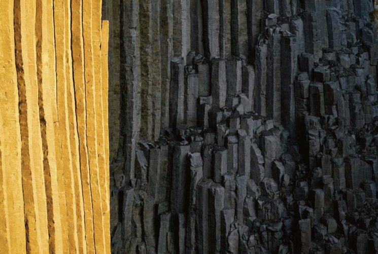 EUROPA: jugando con la luz. Estas columnas basálticas en Islandia aparecen son o negras según les da el sol o la sombra.