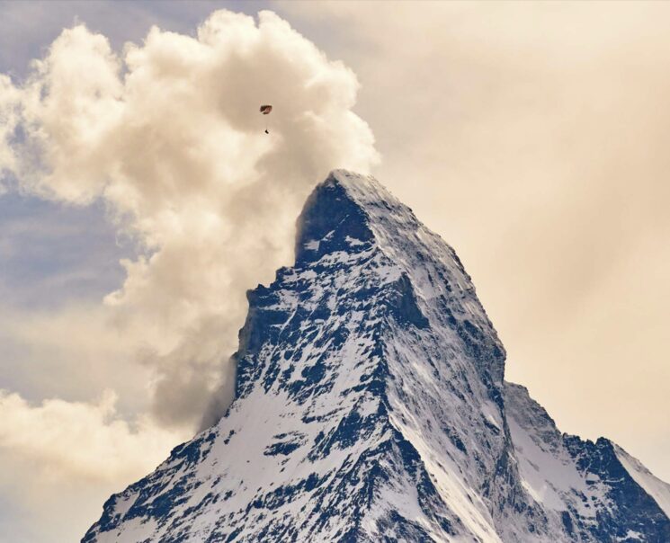 EUROPA: el Matterhorn, la montaña más bonita de los Alpes. Y un parapentista pegándose el vuelo de su vida. Suiza.